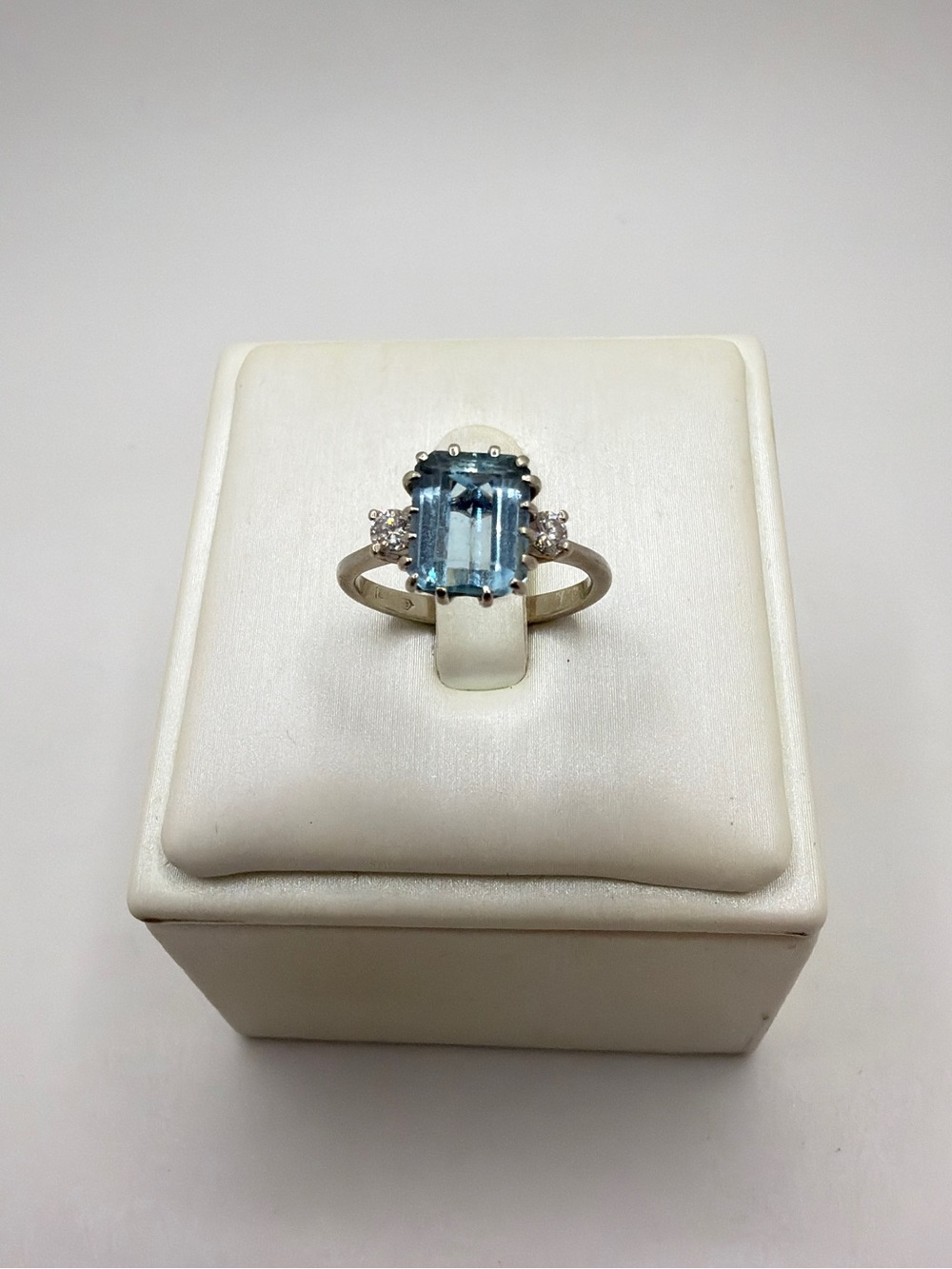 Vintage 8x6mm‎ Natural AQUAMARINE w/ two 3mm natural diamonds ring in 14kt WG!